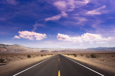 Ölüm vadisi çölünde yol çizgileri, Kaliforniya, ABD