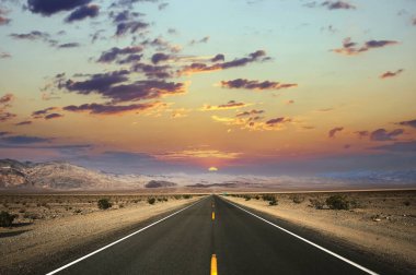 Ölüm vadisi çölünde yol çizgileri, Kaliforniya, ABD