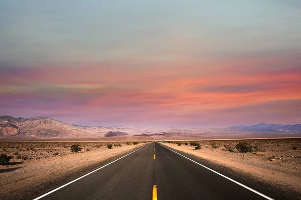 Οδικές Γραμμές Στην Έρημο Της Κοιλάδας Του Θανάτου Καλιφόρνια Ηπα — Φωτογραφία Αρχείου