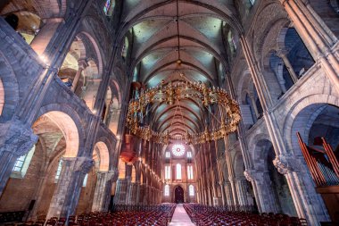 REIMS, FRANCE, SEPTEMBER 14, 2015: Saint-Remi bazilikasının iç ve mimari detayları, 14 Eylül 2015, Reims, Champagne, France.