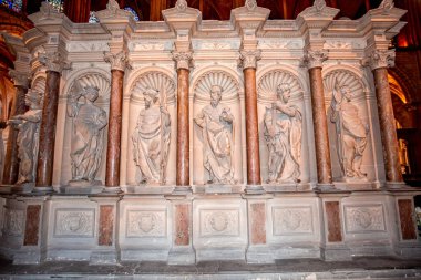 REIMS, FRANCE, SEPTEMBER 14, 2015: Saint-Remi bazilikasının iç ve mimari detayları, 14 Eylül 2015, Reims, Champagne, France.