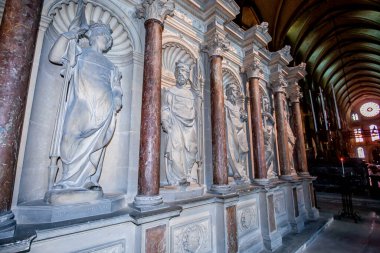 REIMS, FRANCE, SEPTEMBER 14, 2015: Saint-Remi bazilikasının iç ve mimari detayları, 14 Eylül 2015, Reims, Champagne, France.