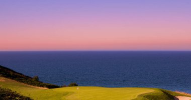 Pleneuf Val Andre Golf Sahası, Bretagne, Fransa, arka planda, kanal denizi