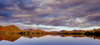 Laurentides 'teki Lac-Superieur manzarası, Mont-tremblant, Quebec, Kanada