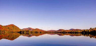 Laurentides 'teki Lac-Superieur manzarası, Mont-tremblant, Quebec, Kanada