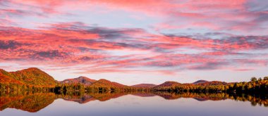 Laurentides 'teki Lac-Superieur manzarası, Mont-tremblant, Quebec, Kanada