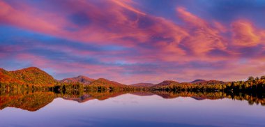 Laurentides 'teki Lac-Superieur manzarası, Mont-tremblant, Quebec, Kanada
