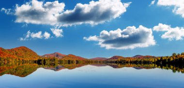 Laurentides 'teki Lac-Superieur manzarası, Mont-tremblant, Quebec, Kanada