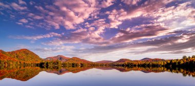 Laurentides 'teki Lac-Superieur manzarası, Mont-tremblant, Quebec, Kanada