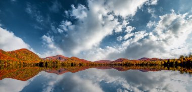 Laurentides 'teki Lac-Superieur manzarası, Mont-tremblant, Quebec, Kanada