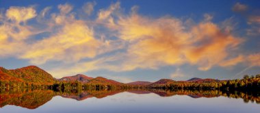 Laurentides 'teki Lac-Superieur manzarası, Mont-tremblant, Quebec, Kanada