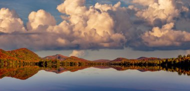 Laurentides 'teki Lac-Superieur manzarası, Mont-tremblant, Quebec, Kanada