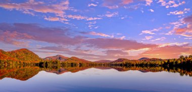 Laurentides 'teki Lac-Superieur manzarası, Mont-tremblant, Quebec, Kanada