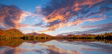 Laurentides 'teki Lac-Superieur manzarası, Mont-tremblant, Quebec, Kanada
