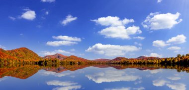 Laurentides 'teki Lac-Superieur manzarası, Mont-tremblant, Quebec, Kanada
