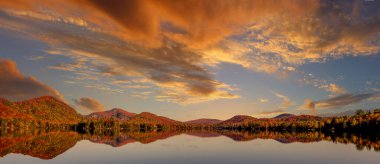 Laurentides 'teki Lac-Superieur manzarası, Mont-tremblant, Quebec, Kanada