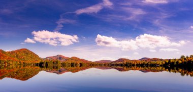Laurentides 'teki Lac-Superieur manzarası, Mont-tremblant, Quebec, Kanada