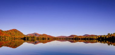 Laurentides 'teki Lac-Superieur manzarası, Mont-tremblant, Quebec, Kanada