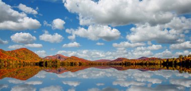 Laurentides 'teki Lac-Superieur manzarası, Mont-tremblant, Quebec, Kanada