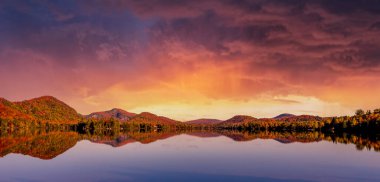 Laurentides 'teki Lac-Superieur manzarası, Mont-tremblant, Quebec, Kanada