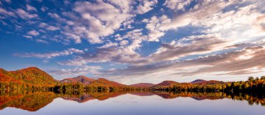 Laurentides 'teki Lac-Superieur manzarası, Mont-tremblant, Quebec, Kanada