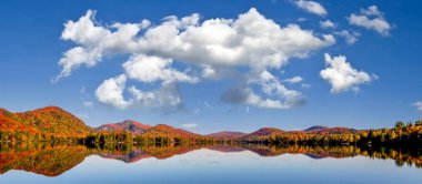 Laurentides 'teki Lac-Superieur manzarası, Mont-tremblant, Quebec, Kanada