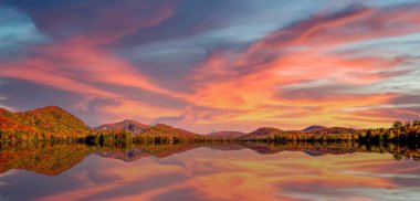 Laurentides 'teki Lac-Superieur manzarası, Mont-tremblant, Quebec, Kanada