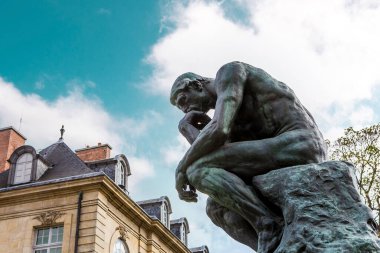 PARIS, FRANCE, 23 NİSAN 2017: Rodin müzesinin dış mimarları, heykelleri ve bahçeleri, 23 Nisan 2017, Paris, Fransa