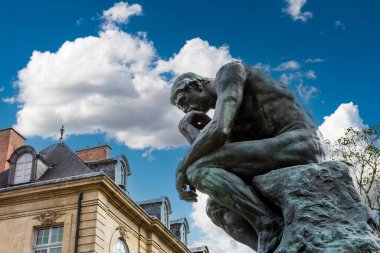 PARIS, FRANCE, 23 NİSAN 2017: Rodin müzesinin dış mimarları, heykelleri ve bahçeleri, 23 Nisan 2017, Paris, Fransa