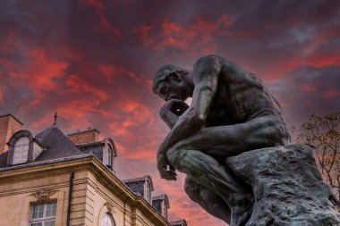 PARIS, FRANCE, 23 NİSAN 2017: Rodin müzesinin dış mimarları, heykelleri ve bahçeleri, 23 Nisan 2017, Paris, Fransa