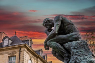 PARIS, FRANCE, 23 NİSAN 2017: Rodin müzesinin dış mimarları, heykelleri ve bahçeleri, 23 Nisan 2017, Paris, Fransa