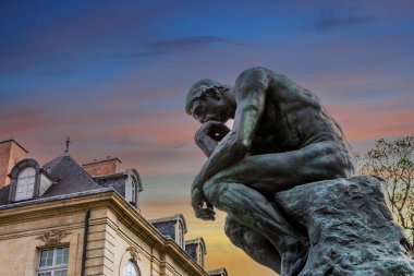 PARIS, FRANCE, 23 NİSAN 2017: Rodin müzesinin dış mimarları, heykelleri ve bahçeleri, 23 Nisan 2017, Paris, Fransa