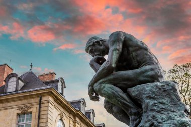 PARIS, FRANCE, 23 NİSAN 2017: Rodin müzesinin dış mimarları, heykelleri ve bahçeleri, 23 Nisan 2017, Paris, Fransa