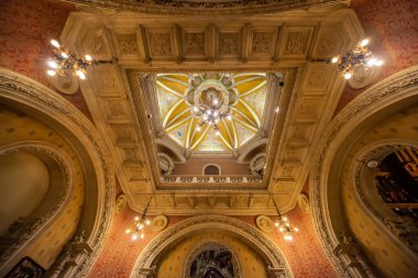 FECAMP, FRANCE AĞUSTOS 01: Palais de la Benedictine, Fecamp, Normandiya, Fransa 'nın iç mimari ve mimari detayları. AĞUSTOS 01, 2013 Fecamp, Fransa