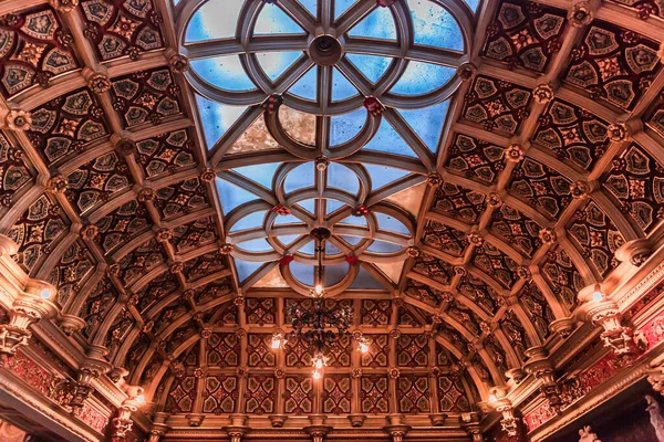 FECAMP, FRANCE AĞUSTOS 01: Palais de la Benedictine, Fecamp, Normandiya, Fransa 'nın iç mimari ve mimari detayları. AĞUSTOS 01, 2013 Fecamp, Fransa