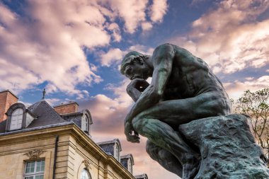 PARIS, FRANCE, 23 NİSAN 2017: Rodin müzesinin dış mimarları, heykelleri ve bahçeleri, 23 Nisan 2017, Paris, Fransa