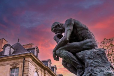 PARIS, FRANCE, 23 NİSAN 2017: Rodin müzesinin dış mimarları, heykelleri ve bahçeleri, 23 Nisan 2017, Paris, Fransa