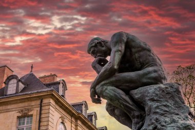 PARIS, FRANCE, 23 NİSAN 2017: Rodin müzesinin dış mimarları, heykelleri ve bahçeleri, 23 Nisan 2017, Paris, Fransa