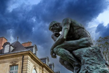 PARIS, FRANCE, 23 NİSAN 2017: Rodin müzesinin dış mimarları, heykelleri ve bahçeleri, 23 Nisan 2017, Paris, Fransa