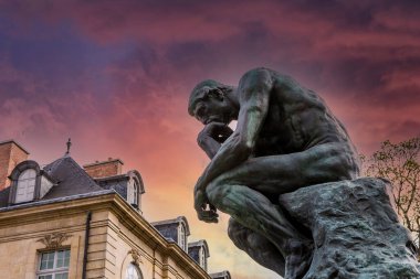 PARIS, FRANCE, 23 NİSAN 2017: Rodin müzesinin dış mimarları, heykelleri ve bahçeleri, 23 Nisan 2017, Paris, Fransa