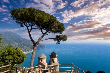 Ravello 'daki sahil şeridi, Salerno körfezi üzerinde, Amalfi sahili, İtalya