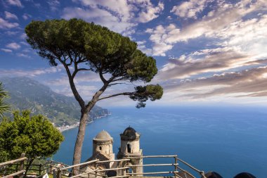 Ravello 'daki sahil şeridi, Salerno körfezi üzerinde, Amalfi sahili, İtalya