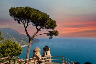 Ravello 'daki sahil şeridi, Salerno körfezi üzerinde, Amalfi sahili, İtalya