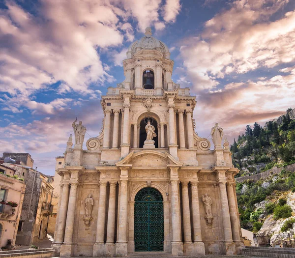 SCICLI, SICILY, ITALY, 20 Haziran 2018: San Bartolomeo kilisesinin mimari detayları, 20 Haziran 2018, Scicli, Sicilya, İtalya