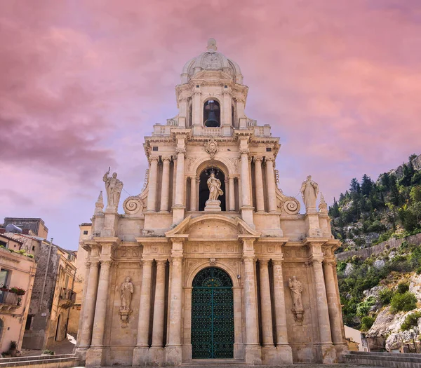 SCICLI, SICILY, ITALY, 20 Haziran 2018: San Bartolomeo kilisesinin mimari detayları, 20 Haziran 2018, Scicli, Sicilya, İtalya