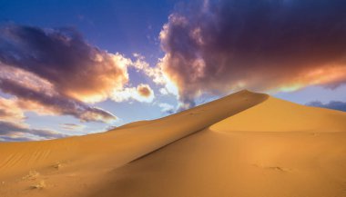 Sossusvlei 'nin kumulları, Namib çölünde bulutlar ve gökyüzü, Afrika