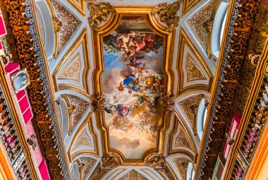 NAPLES, İtalya 16 Mayıs 2014: San Domenico Maggiore Kilisesi 'nin İç İşleri ve Detayları, 16 Mayıs 2014, Napoli, İtalya