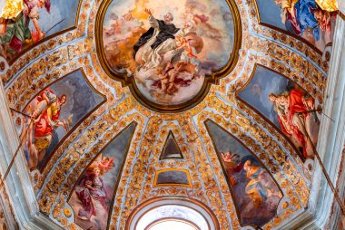 NAPLES, İtalya 16 Mayıs 2014: San Domenico Maggiore Kilisesi 'nin İç İşleri ve Detayları, 16 Mayıs 2014, Napoli, İtalya