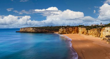 Plaj ve Sinyora da Rocha 'nın kayalıkları, Lagoa, Algarve, Portekiz