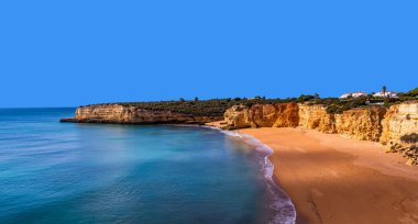 Plaj ve Sinyora da Rocha 'nın kayalıkları, Lagoa, Algarve, Portekiz